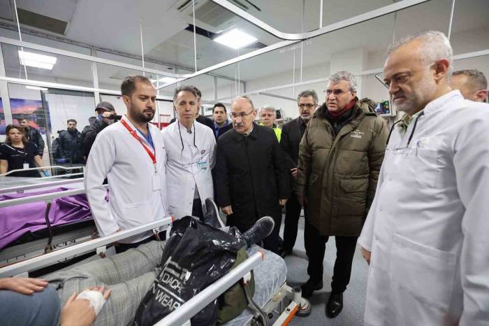 Vali Karadeniz Feci Kazada Hastaneye Kaldırılan Yaralıları Ziyaret Etti
