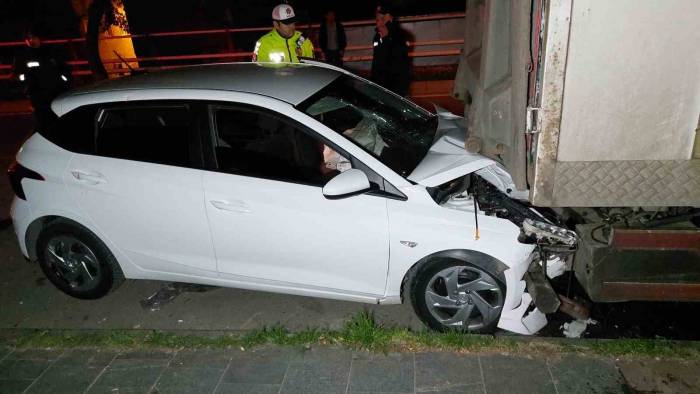 Samsun’da Otomobil Park Halindeki Kamyona Çarptı: 6 Yaralı