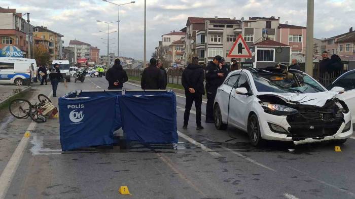 Otomobilin Çarptığı Bisiklet Sürücüsü Hayatını Kaybetti
