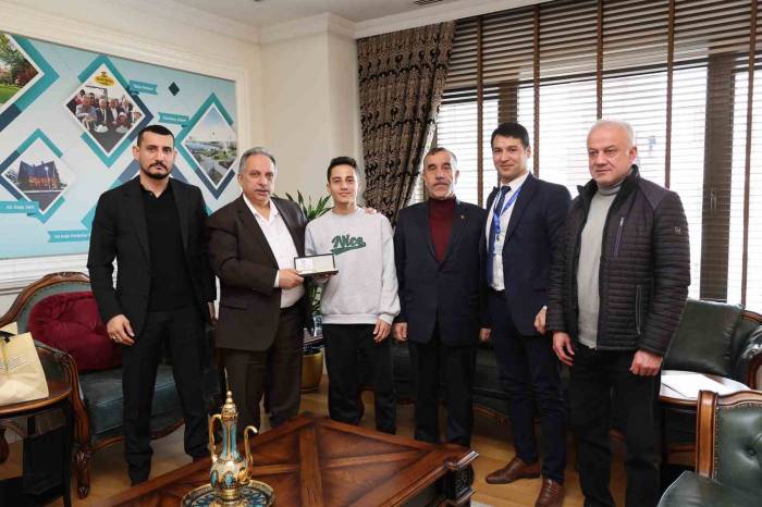 Başkan Yalçın Türkiye 2.’si Boksörü Ağırladı