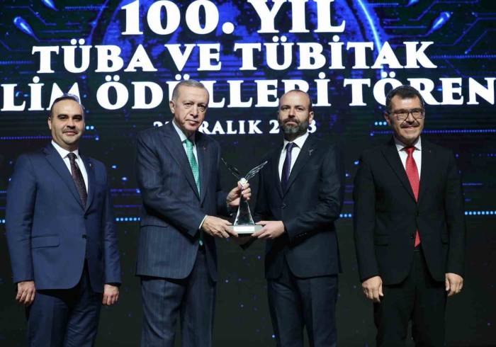 İzmir Ekonomili Profesöre ‘Tübitak’ Gururu