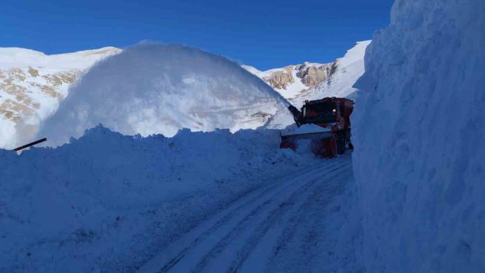 Çığ Altında Kalan Araçlardan Biri Çıkarıldı