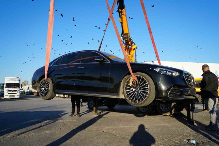 16 Milyonluk Otomobil Basit Bir Kazada Yolda Kaldı
