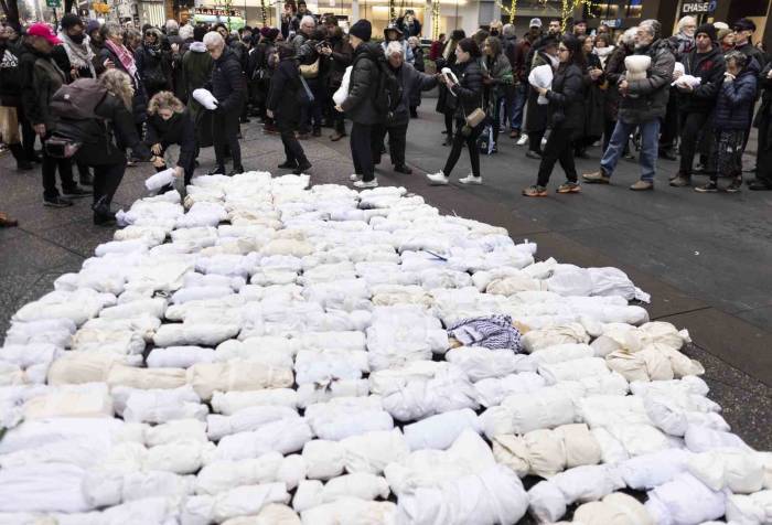 New York’ta Yüzlerce Kişi Ellerinde Kefenli Bebek Maketleriyle Gazze İçin Yürüdü