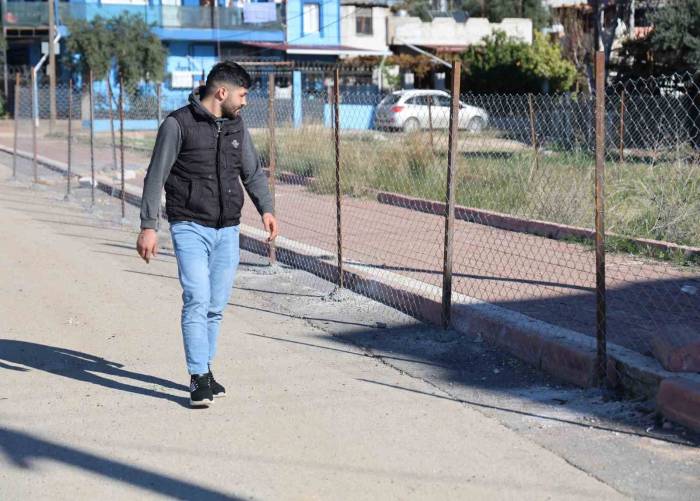 ’tapulu Arazim’ Deyip Kaldırımı Telle Çevirdi