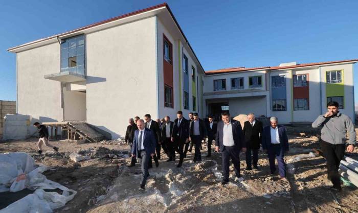 Vali Varol, Okul İnşaatında İncelemelerde Bulundu