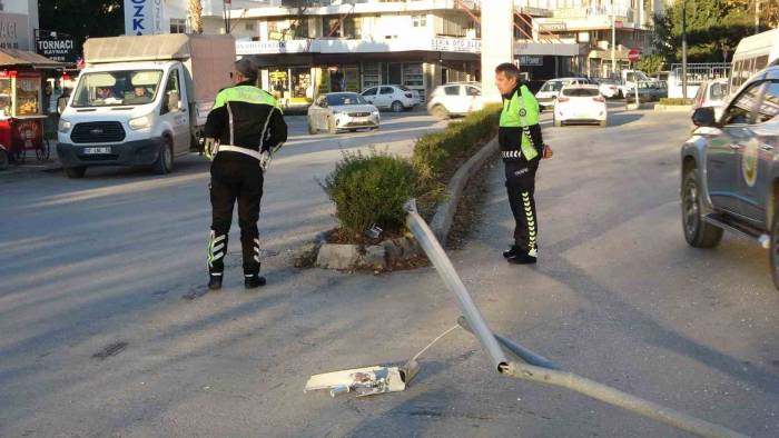 Sürücü Hapşırınca Kontrolden Çıkan Midibüs Elektrik Direğine Çarptı