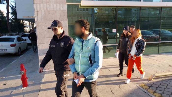 Hastanedeki Doktor Odasından 35 Bin Lira Çalan 2 Kişi Yakalandı