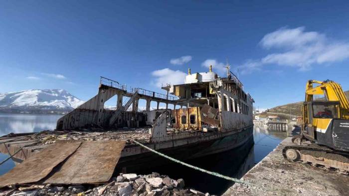 Yarım Asırlık Feribotun Söküm İşlemi Başladı