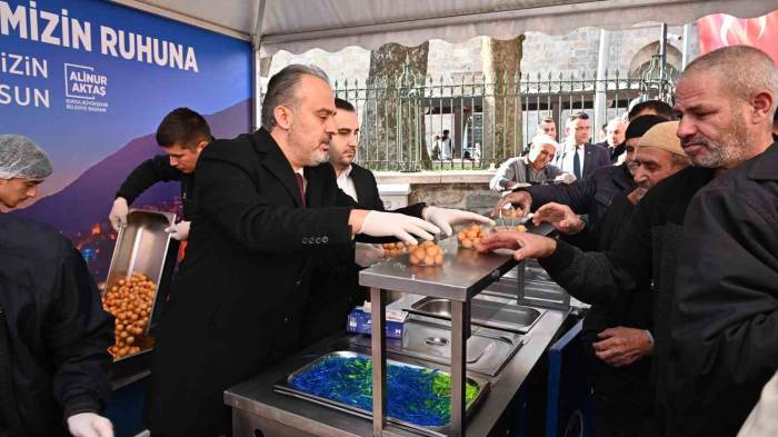 Bursa’da Şehitlerin Anısına Lokma Dağıtıldı