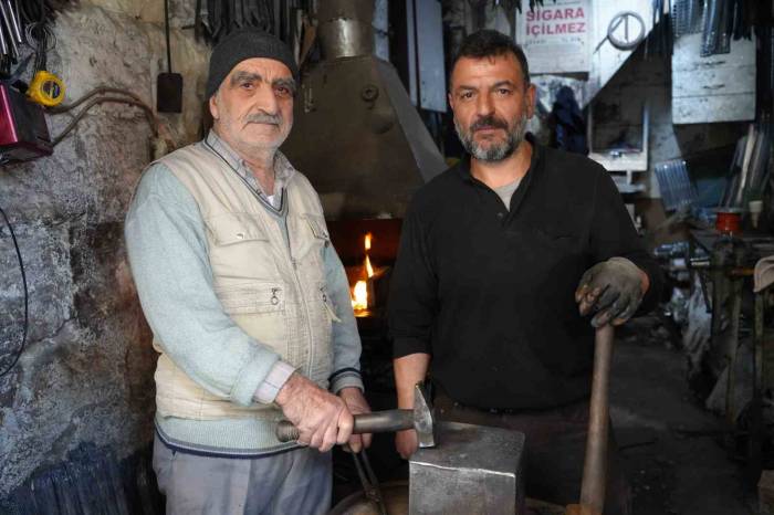 70 Yıllık Demirci Ustası Zamana Ve Teknolojiye Direniyor