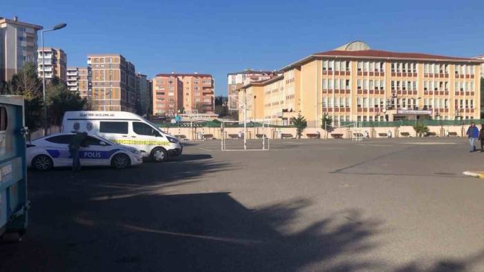 Pendik’te Lisede Bıçaklı Saldırı: Kız Öğrenci Sırtından Yaralandı