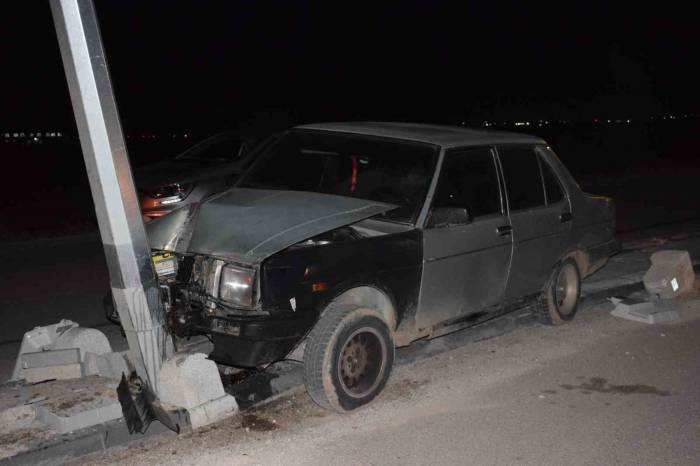 Otomobil Aydınlatma Direğine Çarptı: 1 Yaralı