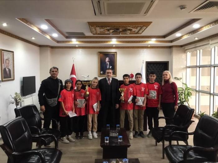 Kaymakam Memiş, Başarılı Hentbolcuları Kabul Etti