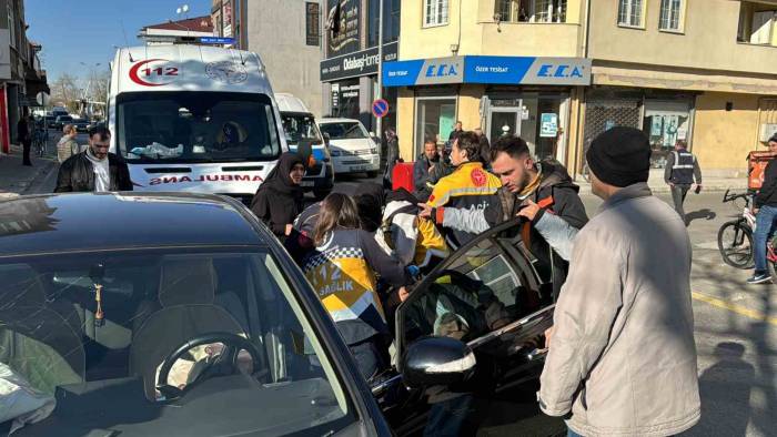 Şehrin Göbeğinde Korkutan Kaza: Yaralının Yakını Olay Yerinde Fenalık Geçirdi