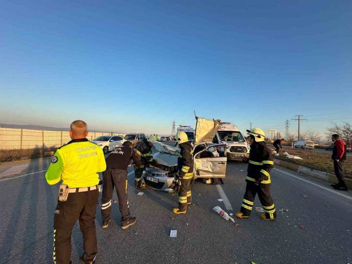 Eskişehir’de Kavşakta Meydana Gelen Kazada 1’i Ağır 3 Kişi Yaralandı