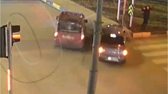 Kaza Anında Kaldırımda Bekleyen Vatandaşın Yaşadığı Panik Kamerada