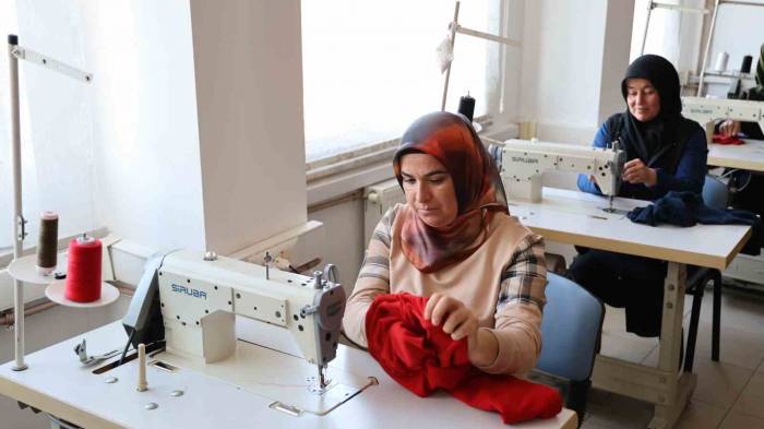 Filistinli Çocuklar Üşümesin Diye Eşofman Örüyorlar