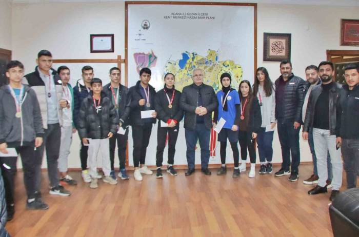 Kozan’da Başarılı Boksörleri Başkan Özgan Ödüllendirdi