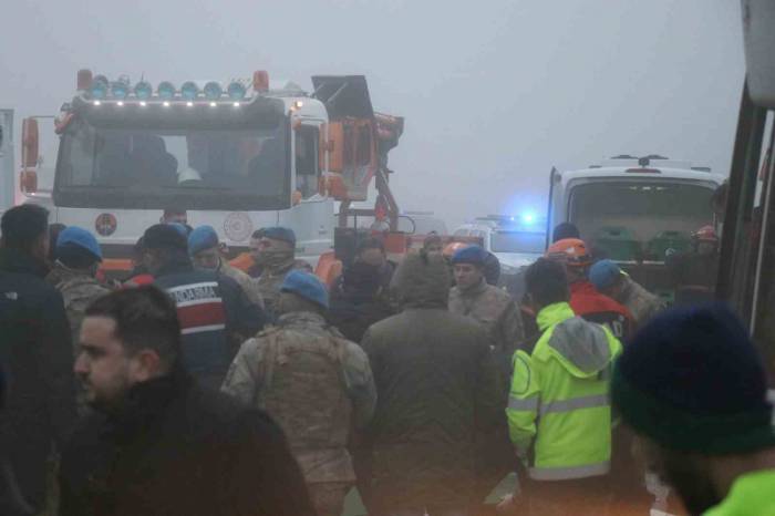 Katliam Gibi Kazada Acı Detay: Yardım İçin Durdukları Yolda Canlarından Oldular