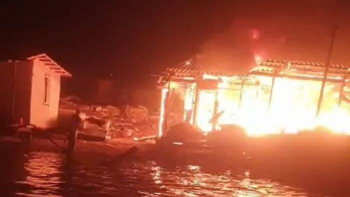 Çaresiz Vatandaş Alevlere Teslim Olan Evini, Denizden Kovayla Su Atarak Söndürmeye Çalıştı