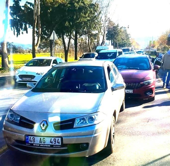 Menteşe’de Zincirleme Trafik Kazası:1 Yaralı