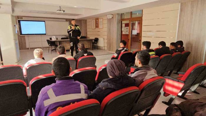 Nazilli’de Motosiklet Kullanıcılarına Güvenli Sürüş Ve Kask Eğitimi Veriliyor