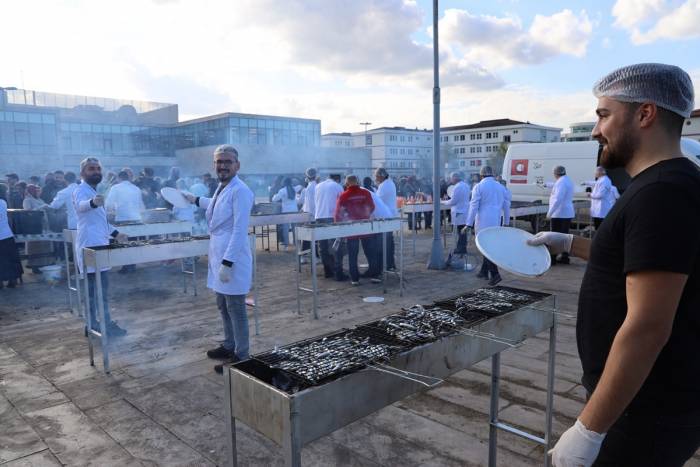 Odü’de Öğrencilere 1 Ton Hamsi İkram Edildi