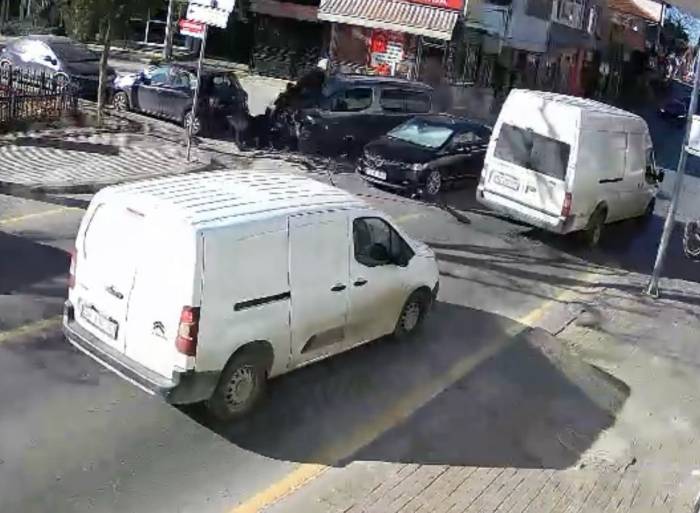 Sakarya’da 4 Aracın Karıştığı Zincirleme Kaza Kamerada: Vatandaşlar Yardıma Böyle Koştu