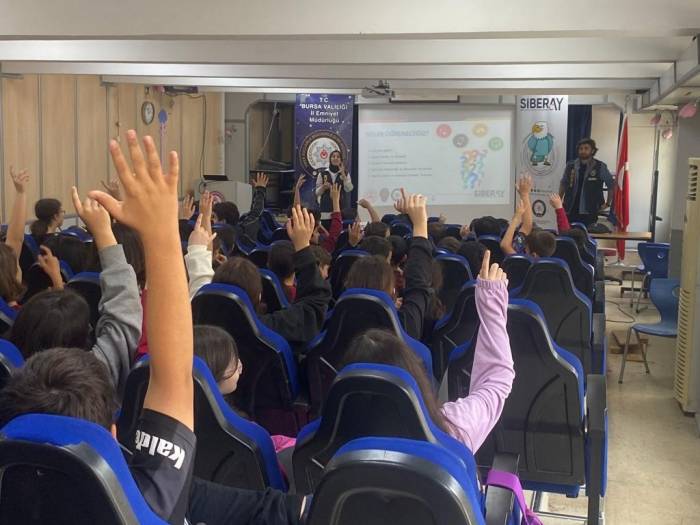 Bursa Polisi 2 Bin 246 Öğrenciyi Siber Güvenlik Hakkında Bilgilendirdi