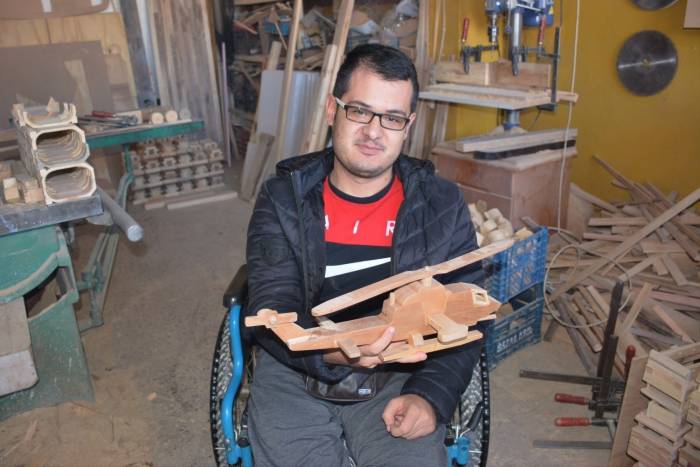 Vaktini Geçirdiği Atölyede Ekolojik Ahşap Oyuncak Yaparak Sosyal Hayata Adapte Oluyor