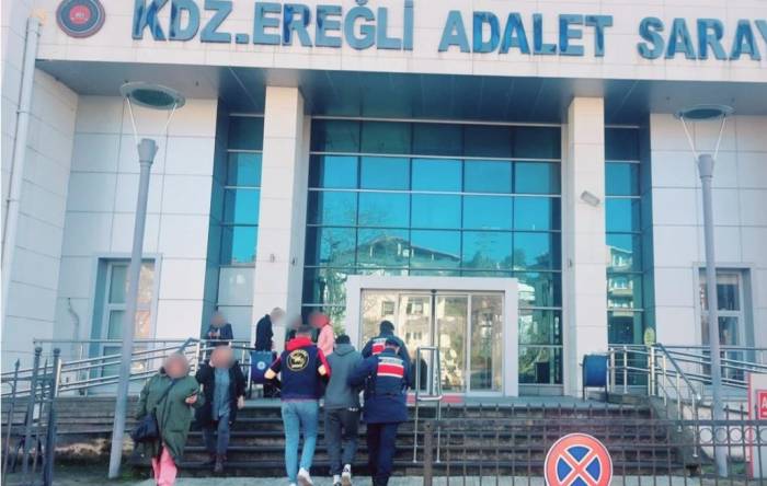Jandarma Yağma Suçundan Aranan Zanlıyı Yakaladı