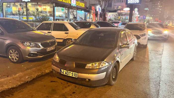 Adana’da Gelişi Güzel Park Edilen Araçlar Trafiği Etkiliyor