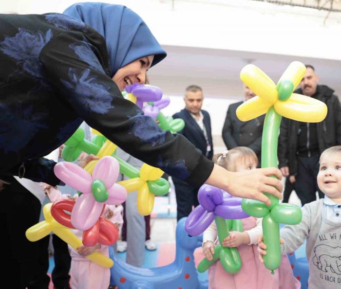 Bakan Göktaş Savaş Mağduru Ukraynalı Çocukları Ziyaret Etti