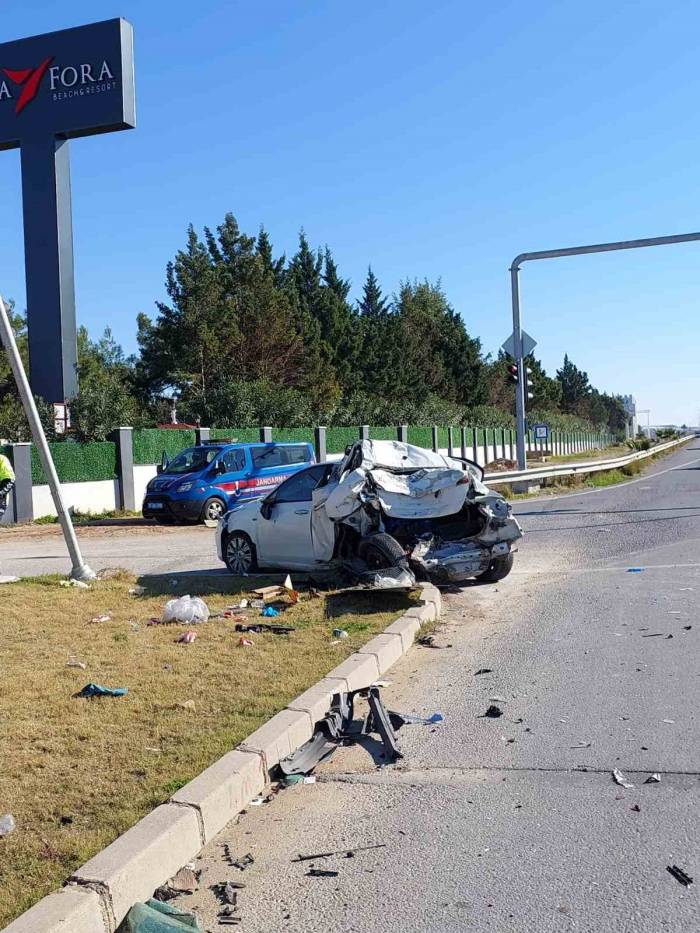 Kamyon, Kırmızı Işıkta Duran Otomobile Çarptı:2 Yaralı
