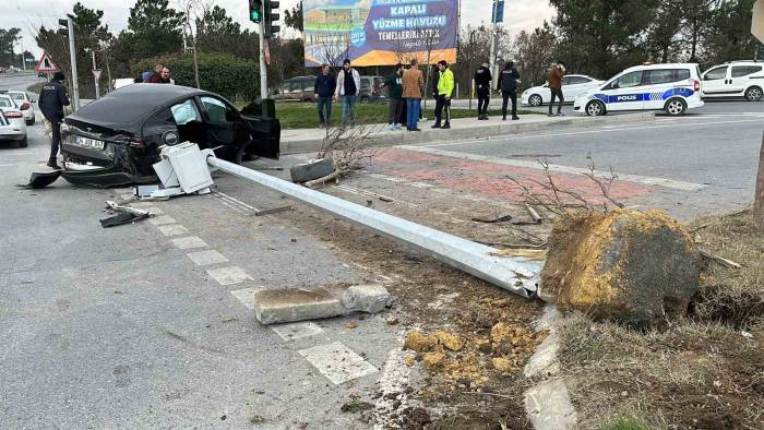 Kırmızı Işıkta Geçtiği İddia Edilen Tesla Sürücüsü Önce Minibüse Sonra Kgys Direğine Çarptı: 1 Yaralı