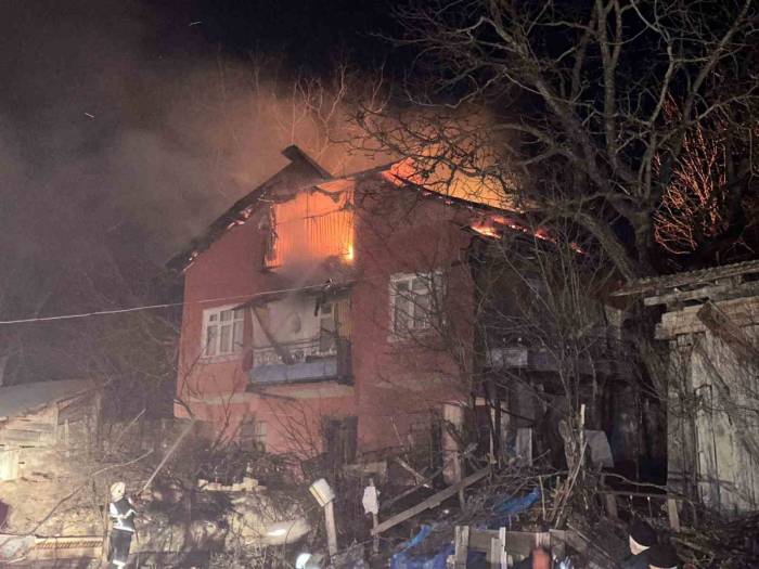 3 Katlı Boş Bina Alev Alev Yandı
