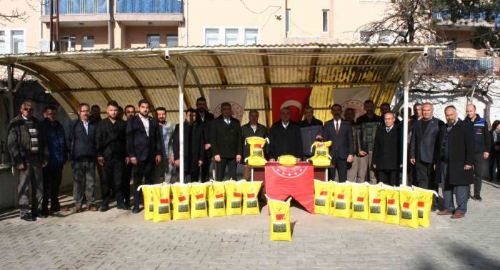 Bozüyük’te 13 Çiftçiye Yem Bitkileri Tohumu Dağıtıldı