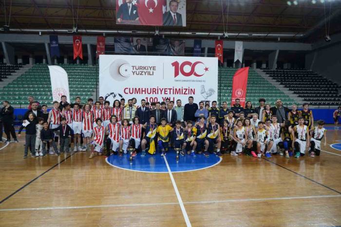 Antrenör Hem Sesini Hem De Maçı Kaybetti