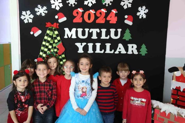 Efeler’in Miniklerinden Erken Yılbaşı Kutlaması