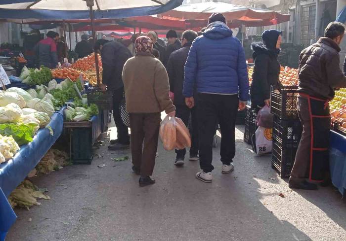 Semt Pazarında Yeni Yıl Yoğunluğu