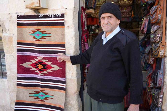 81 Yaşındaki Kilimci, 3 Metrekarelik Dükkanında Teknolojiye Direniyor
