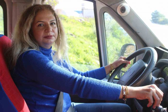10 Yıldır Direksiyon Sallayan Servis Şoförü Fatma; Çocuklara Mutluluk, Ailelere Güven Veriyor