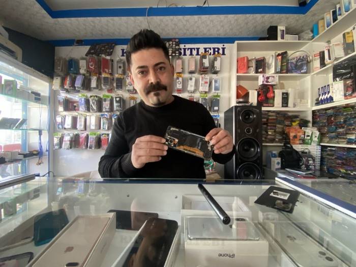 Teknik Serviste Panik Anları: Telefon Bataryasının Patlama Anı Kamerada