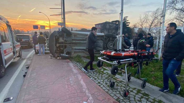 Cip İle Çarpışan Hafif Ticari Araç Takla Attı: 2 Yaralı