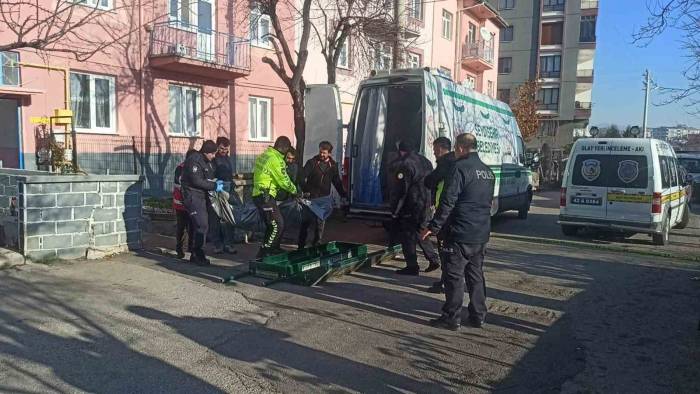 Eski Eşi Ve Kızını Öldürdü