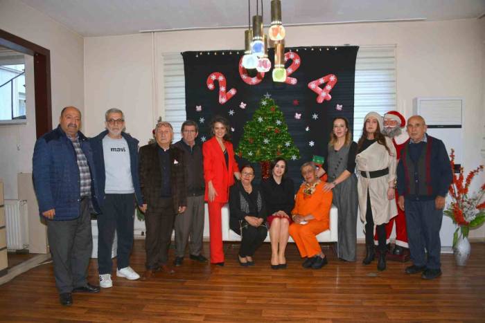 Vali Akbıyık’ın Eşi Huzurevi Sakinlerinin Yeni Yıl Etkinliğine Katıldı