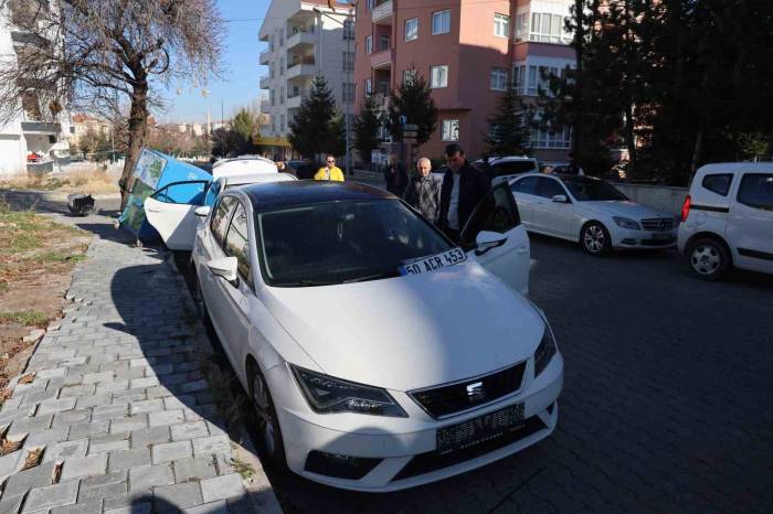 Aracına Çarpan Şoföre Kızdı: "Arabayı Duman Etmişsin"