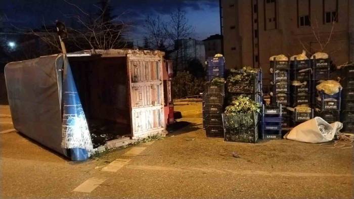 Sancaktepe’de Direksiyon Hakimiyeti Kaybedilen Kamyon Devrildi