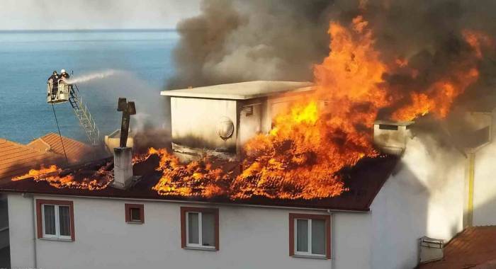 Apartmanın Çatısı Alevlere Teslim Oldu